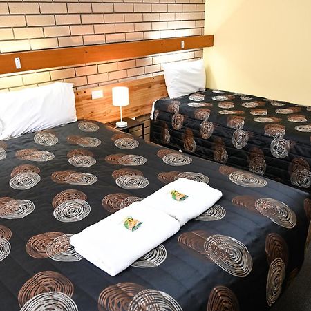 Holbrook Town Centre Motor Inn Экстерьер фото