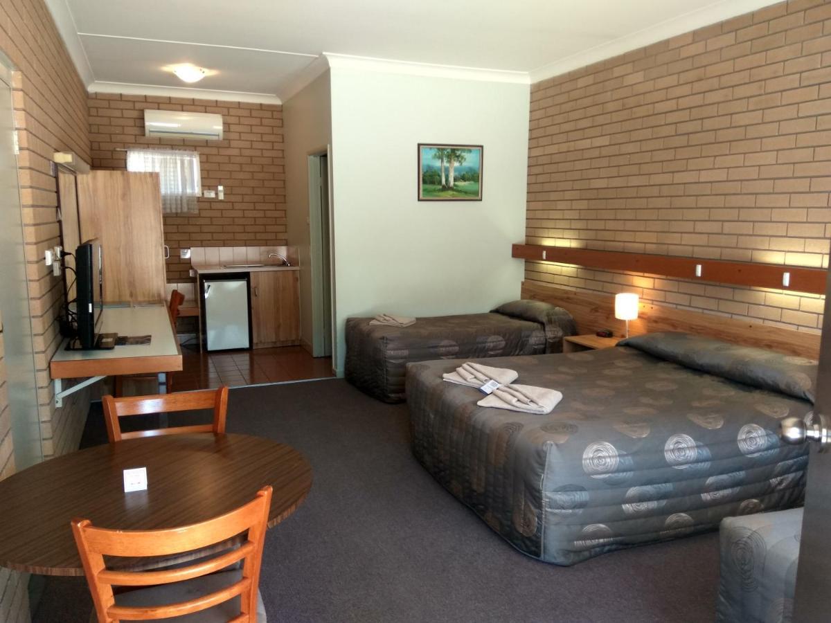 Holbrook Town Centre Motor Inn Экстерьер фото