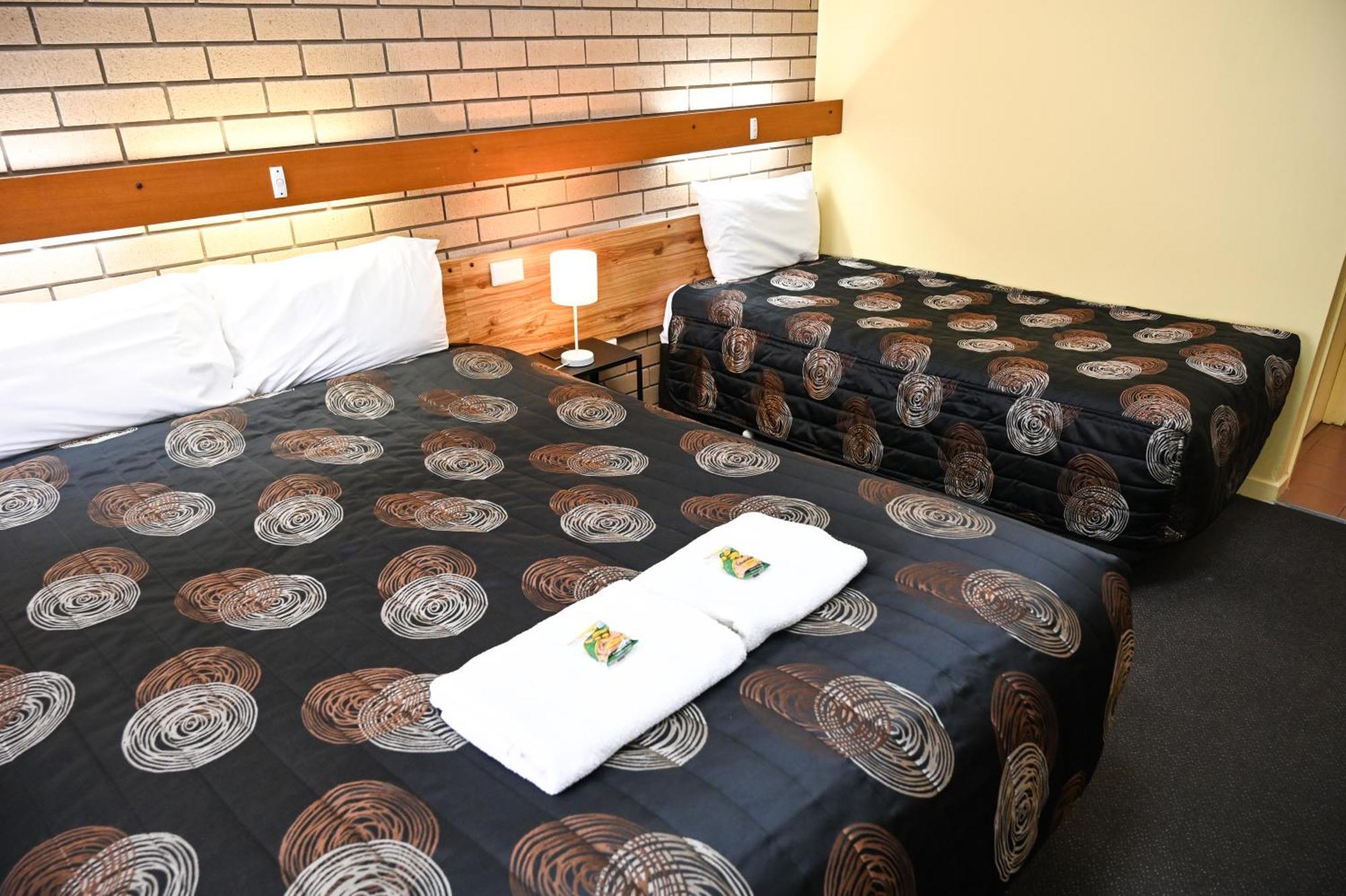 Holbrook Town Centre Motor Inn Экстерьер фото