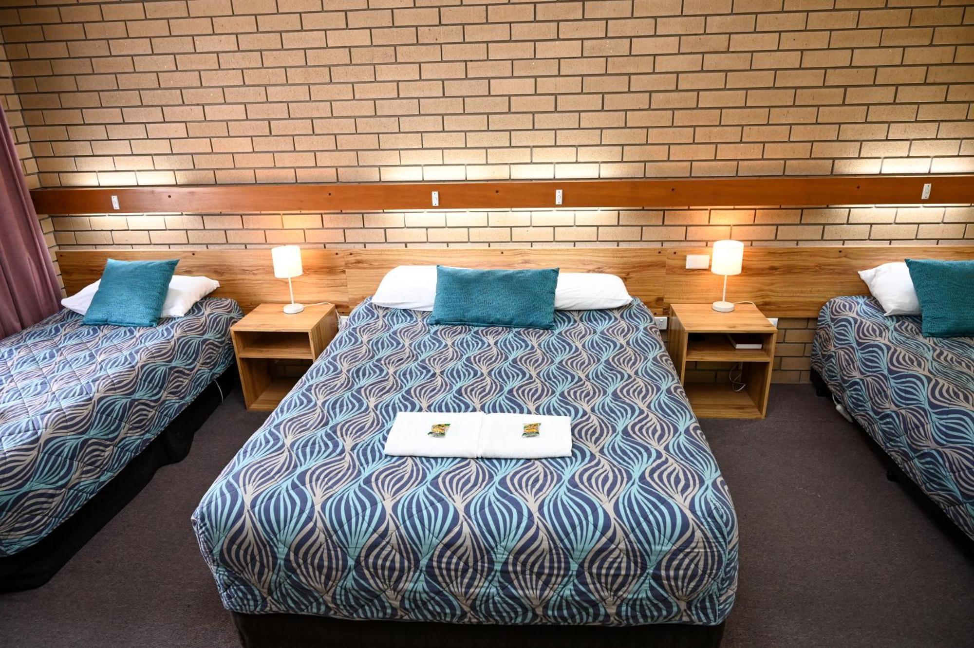 Holbrook Town Centre Motor Inn Экстерьер фото
