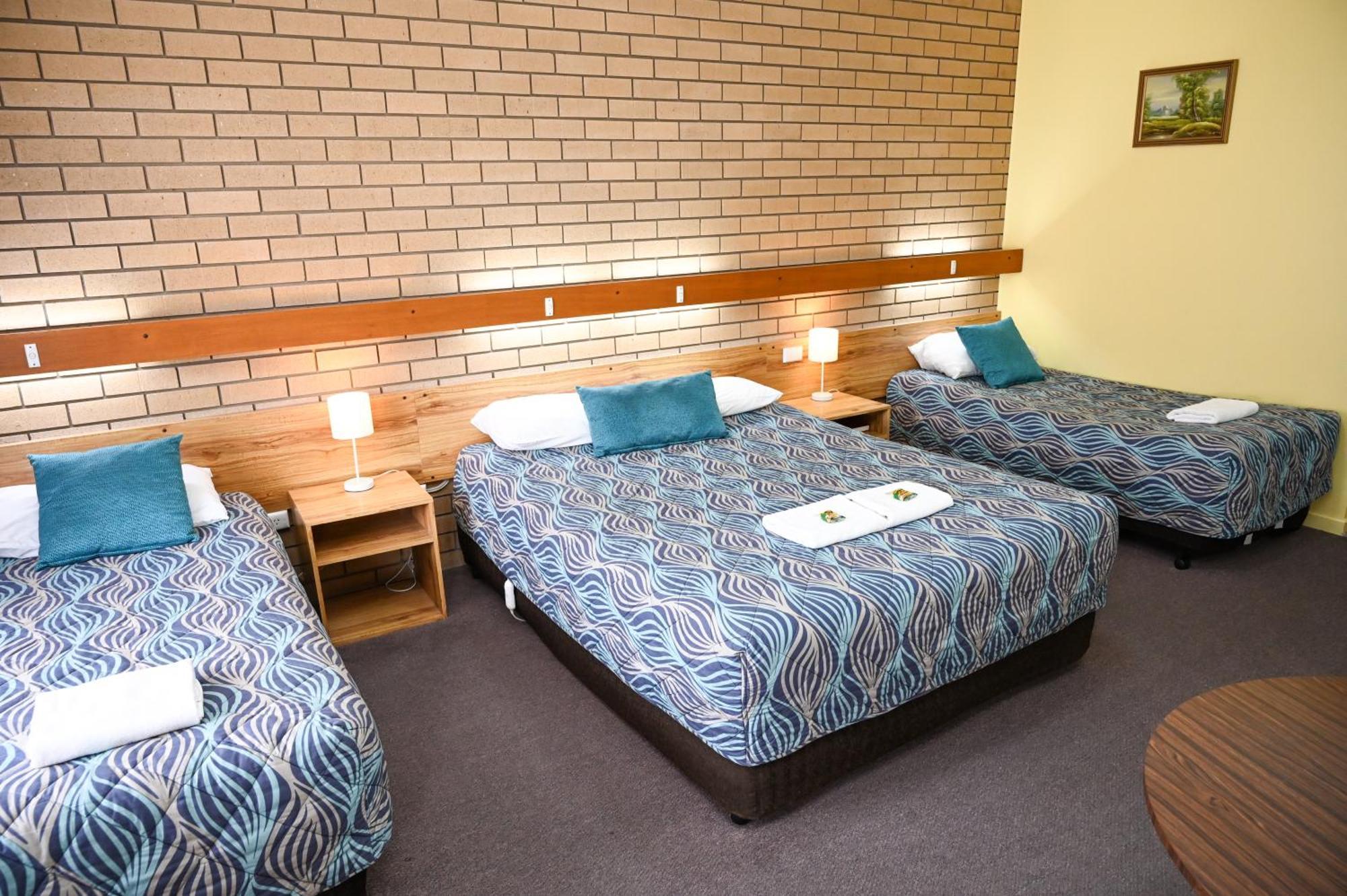 Holbrook Town Centre Motor Inn Экстерьер фото