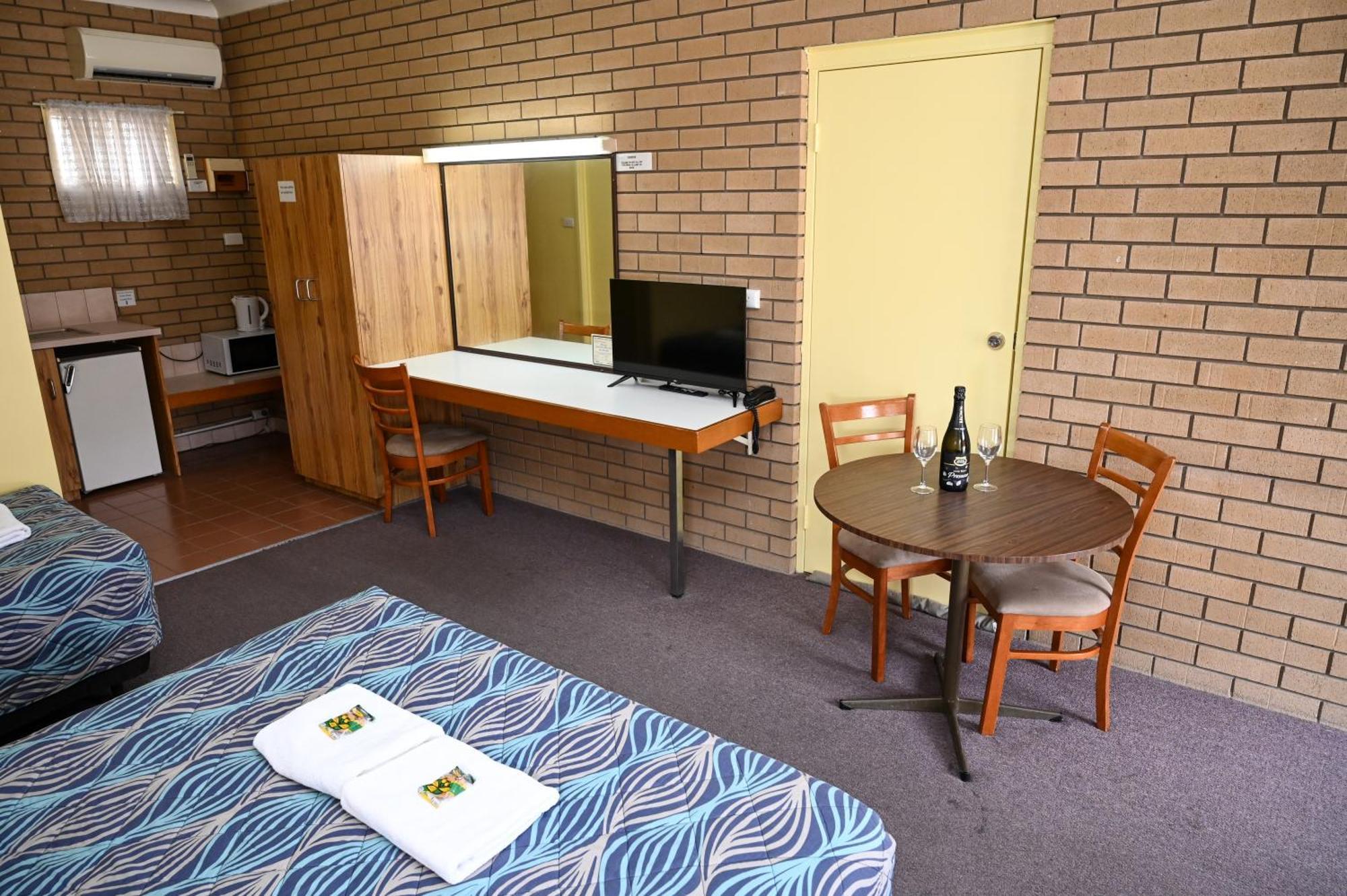 Holbrook Town Centre Motor Inn Экстерьер фото