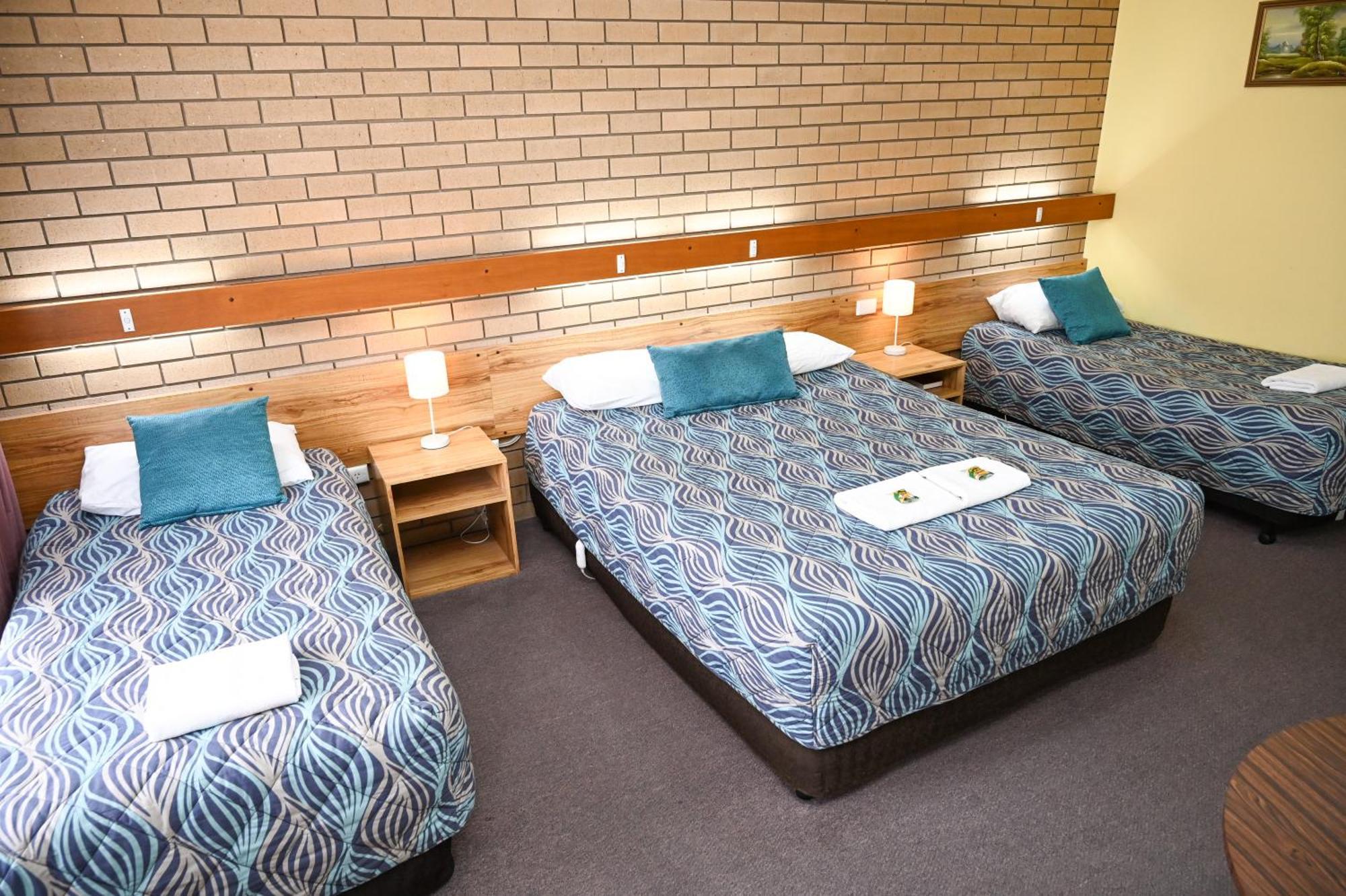 Holbrook Town Centre Motor Inn Экстерьер фото