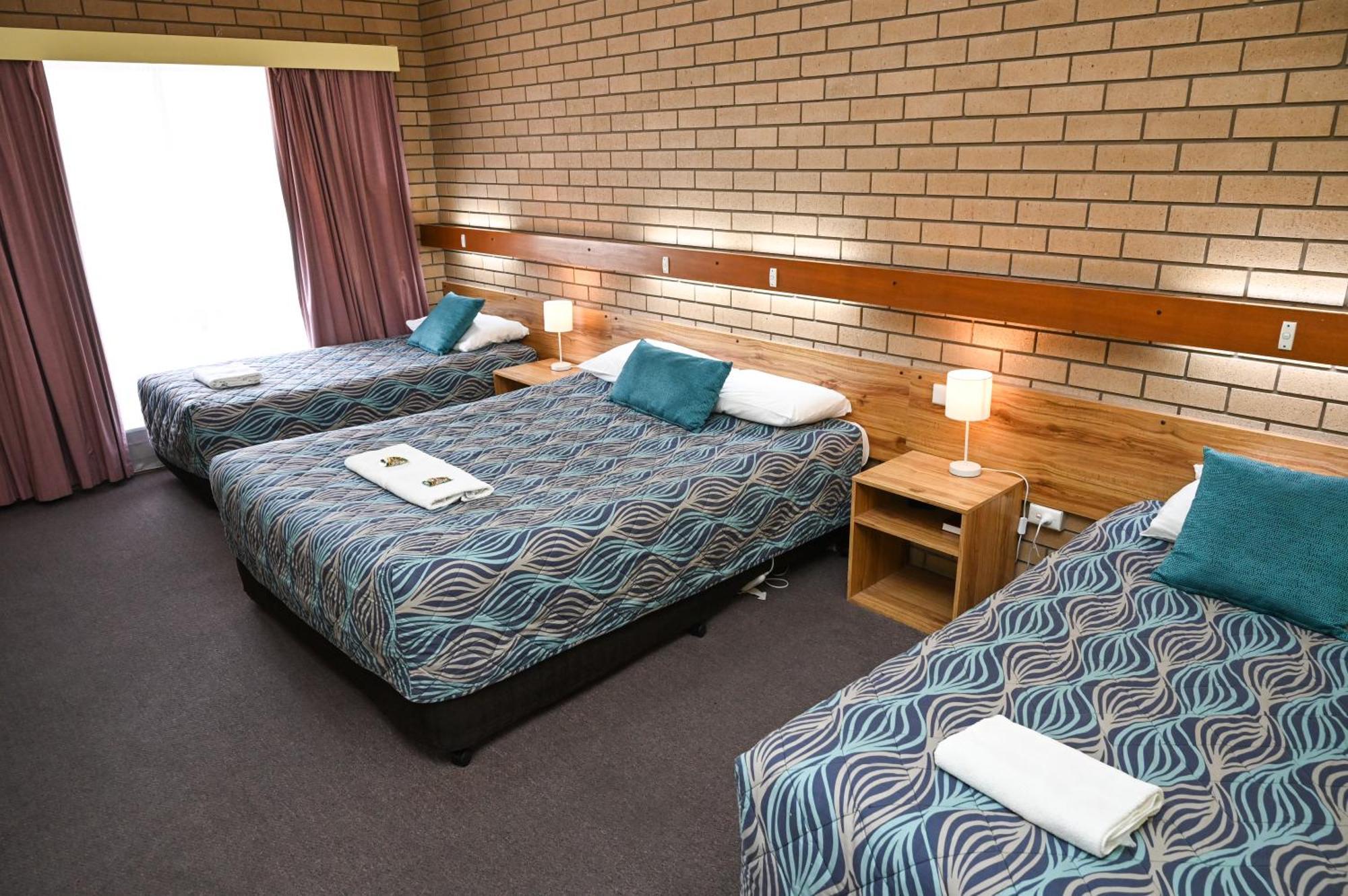 Holbrook Town Centre Motor Inn Экстерьер фото