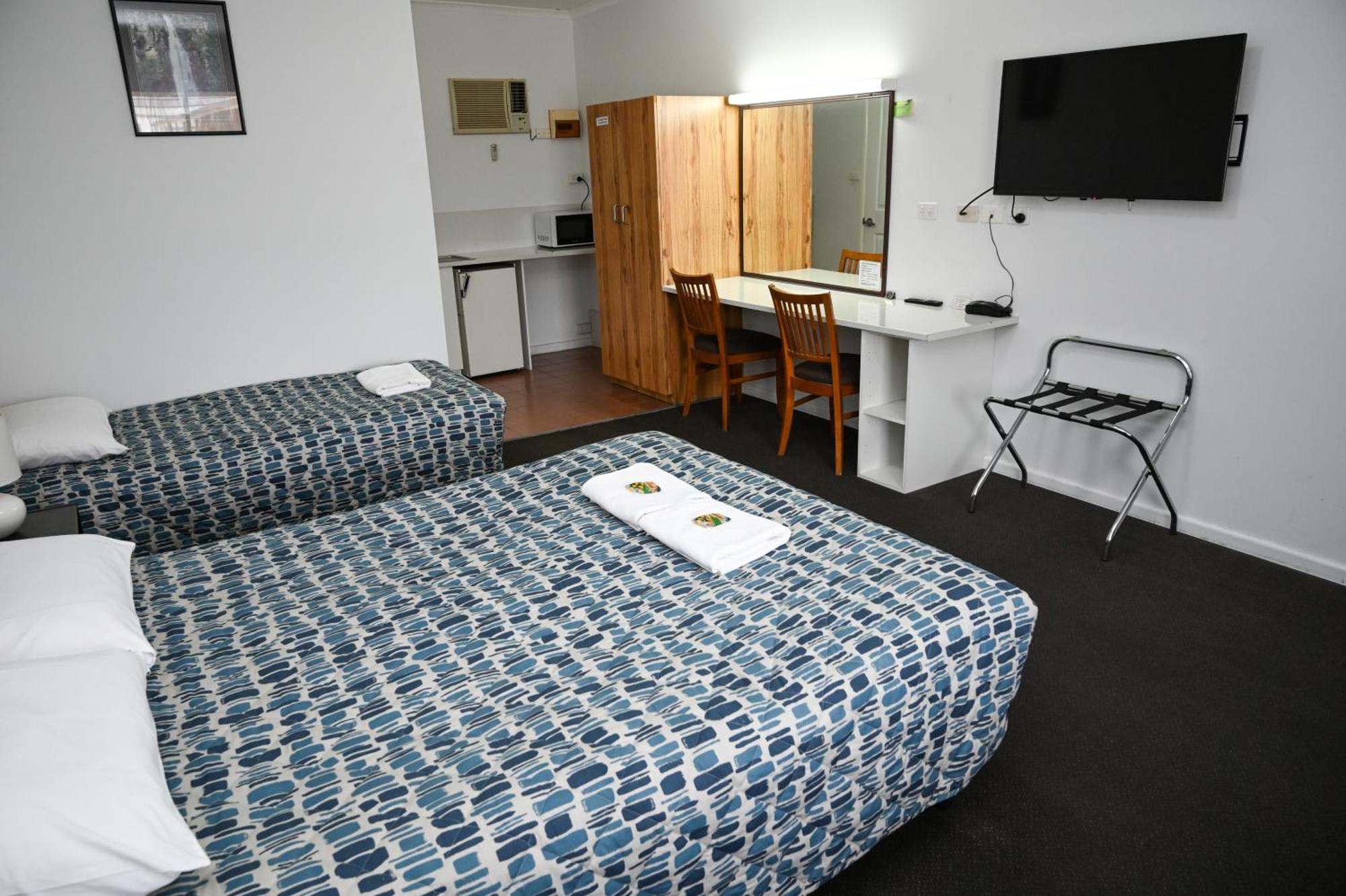 Holbrook Town Centre Motor Inn Экстерьер фото