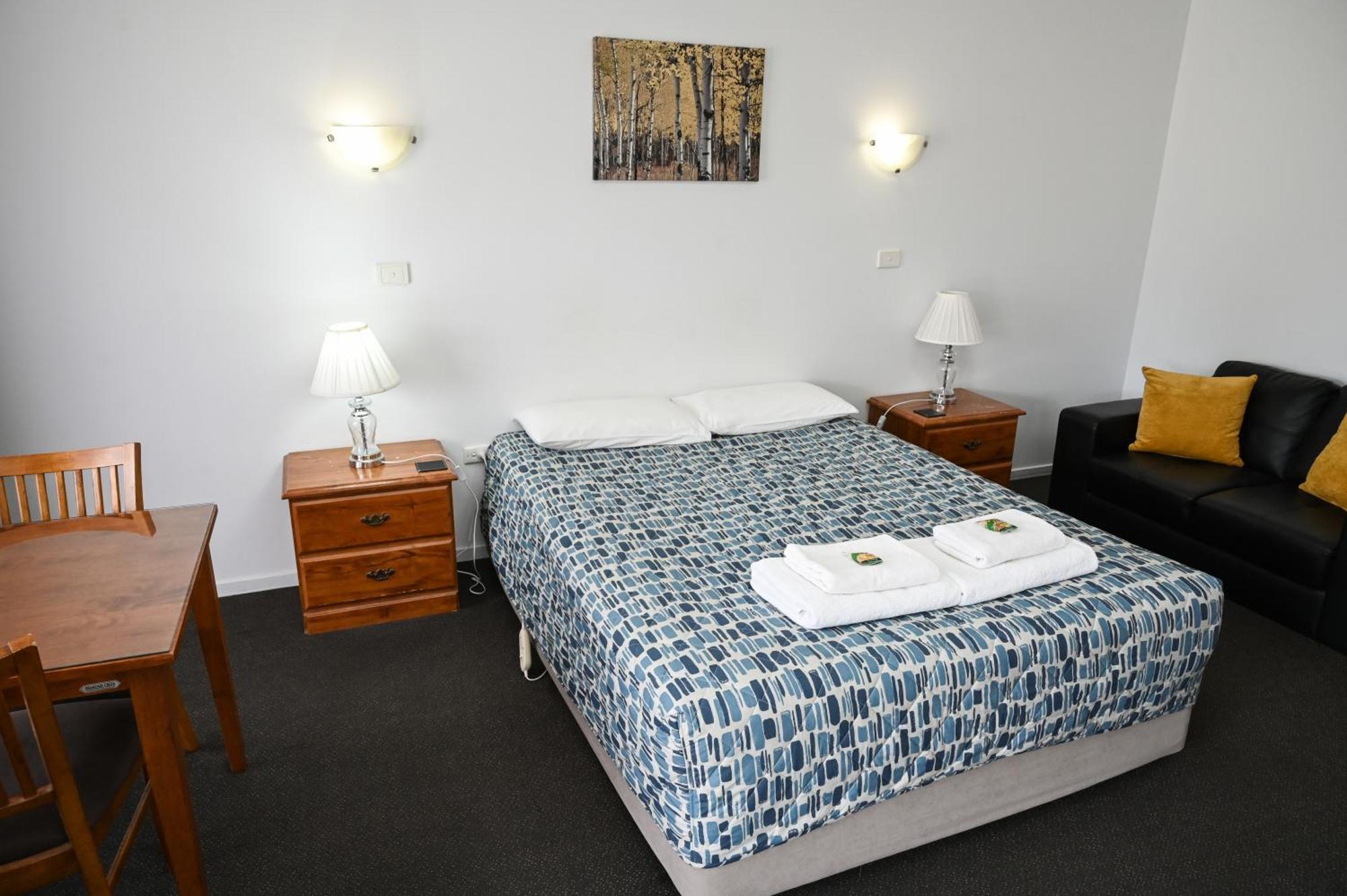 Holbrook Town Centre Motor Inn Экстерьер фото