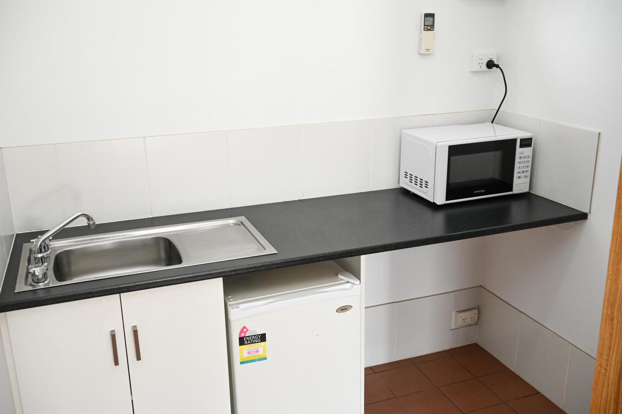 Holbrook Town Centre Motor Inn Экстерьер фото