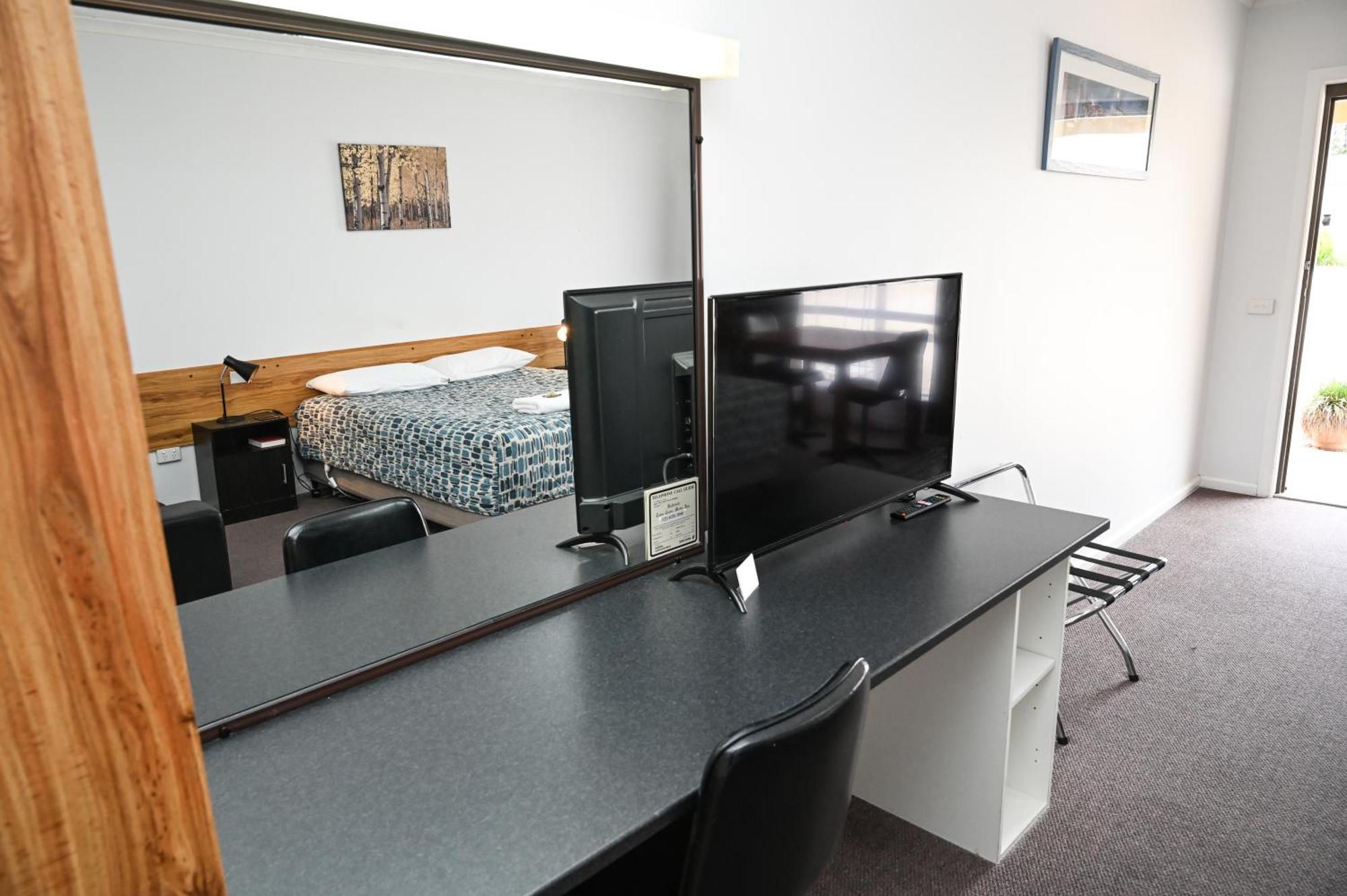 Holbrook Town Centre Motor Inn Экстерьер фото
