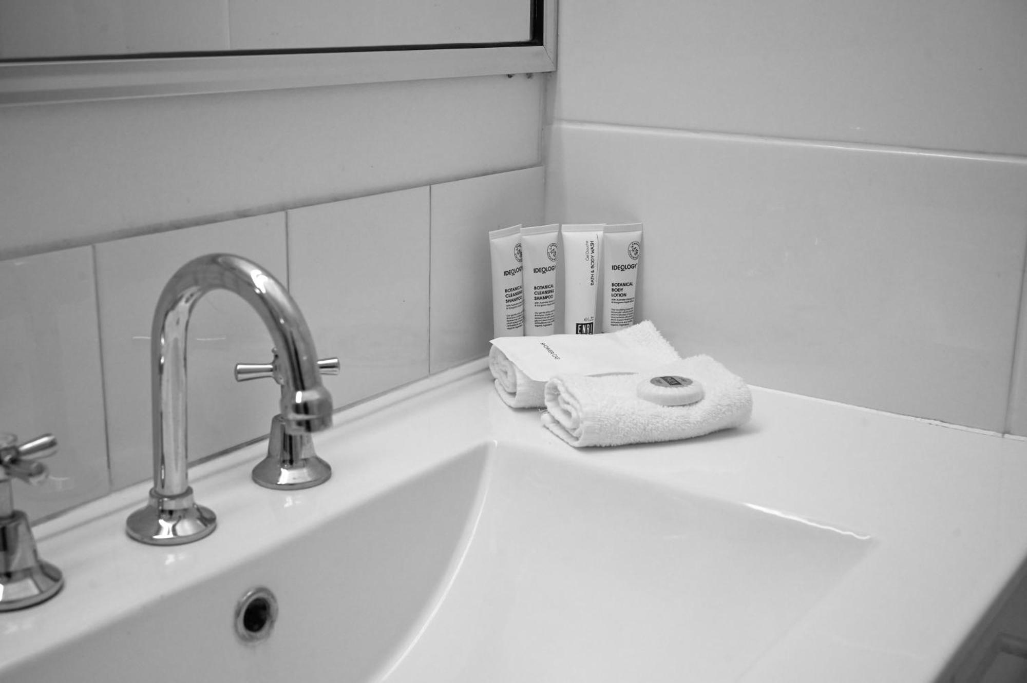 Holbrook Town Centre Motor Inn Экстерьер фото