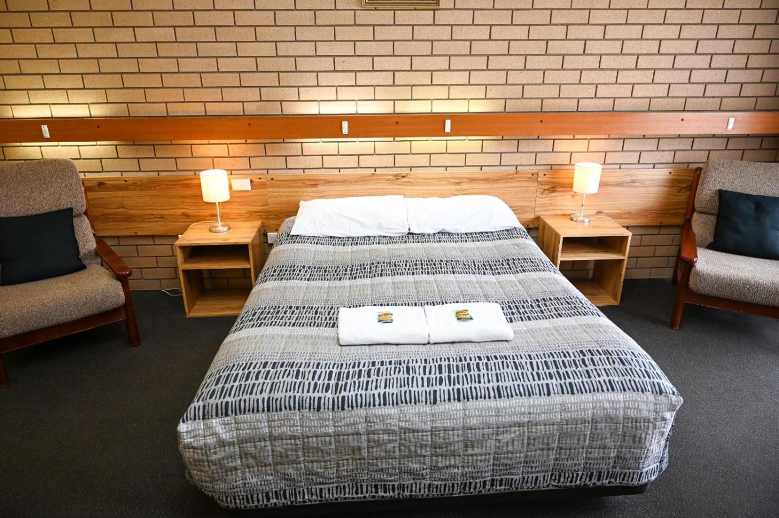 Holbrook Town Centre Motor Inn Экстерьер фото