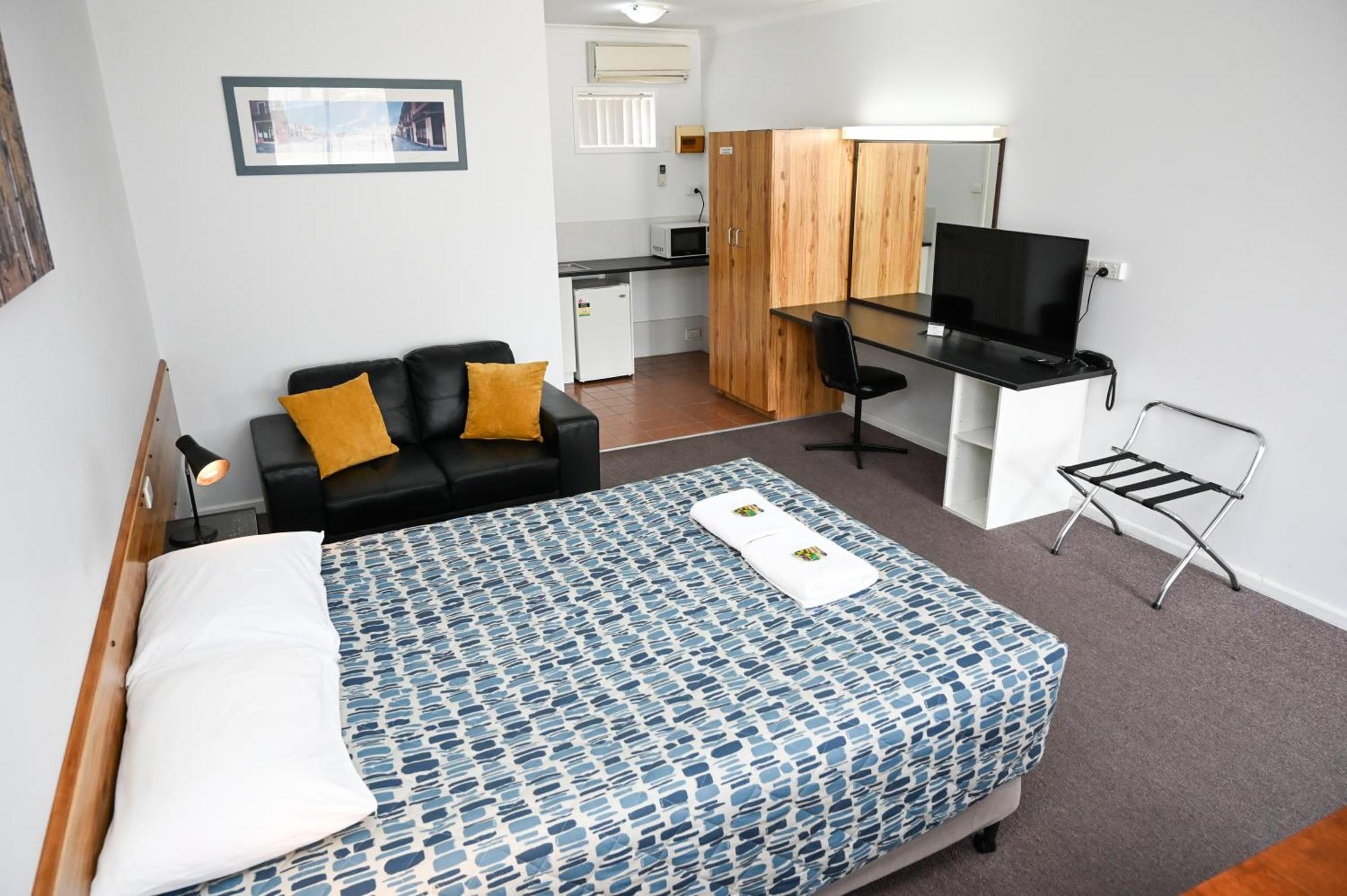 Holbrook Town Centre Motor Inn Экстерьер фото