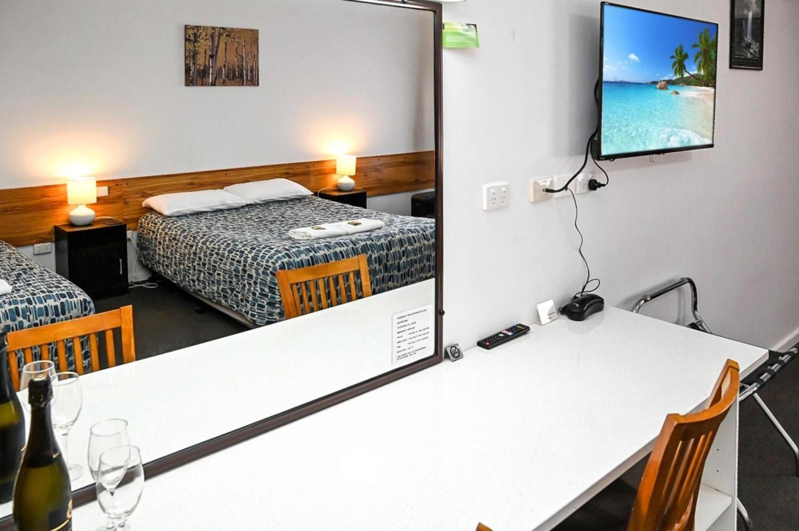 Holbrook Town Centre Motor Inn Экстерьер фото
