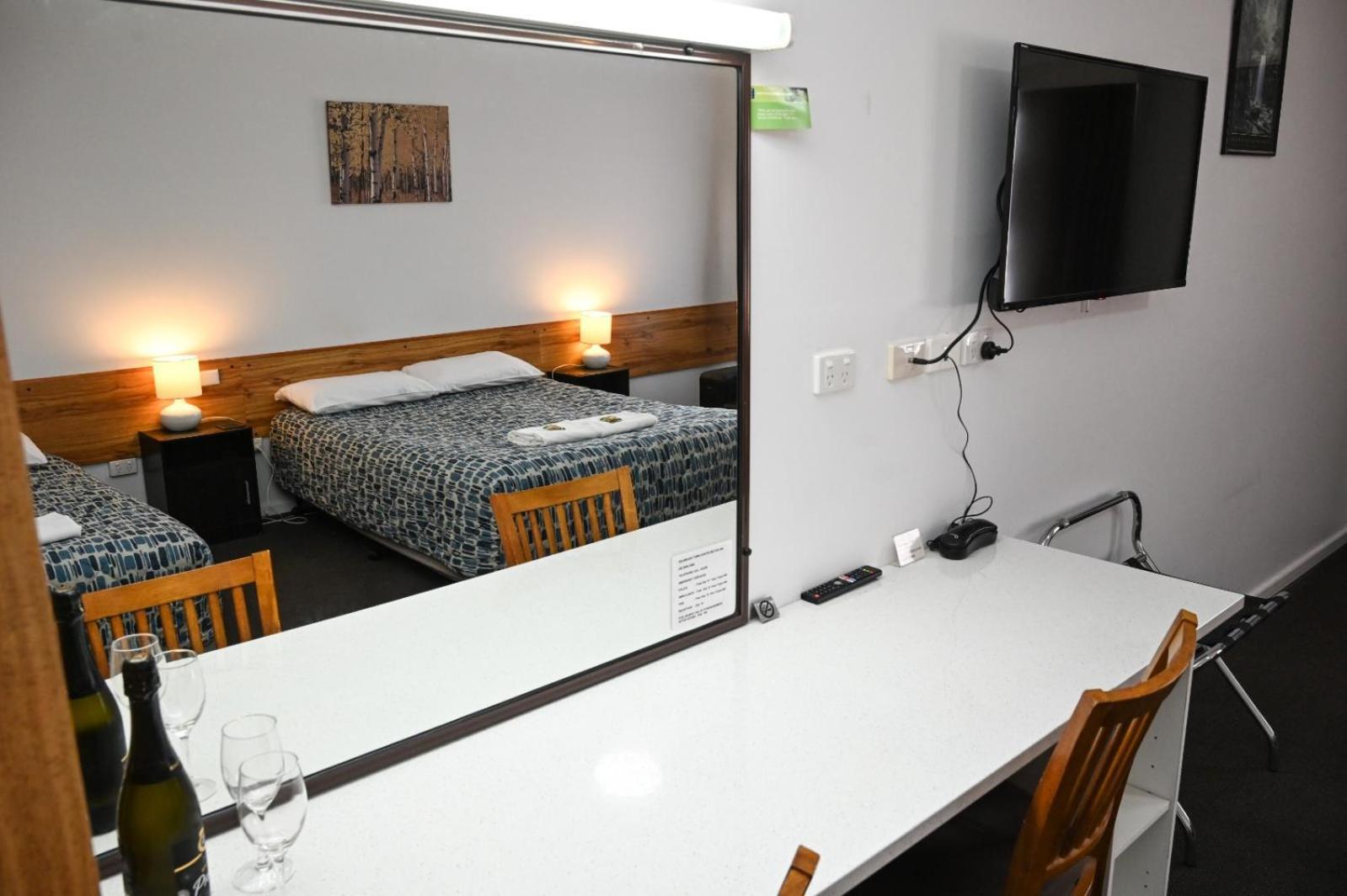 Holbrook Town Centre Motor Inn Экстерьер фото