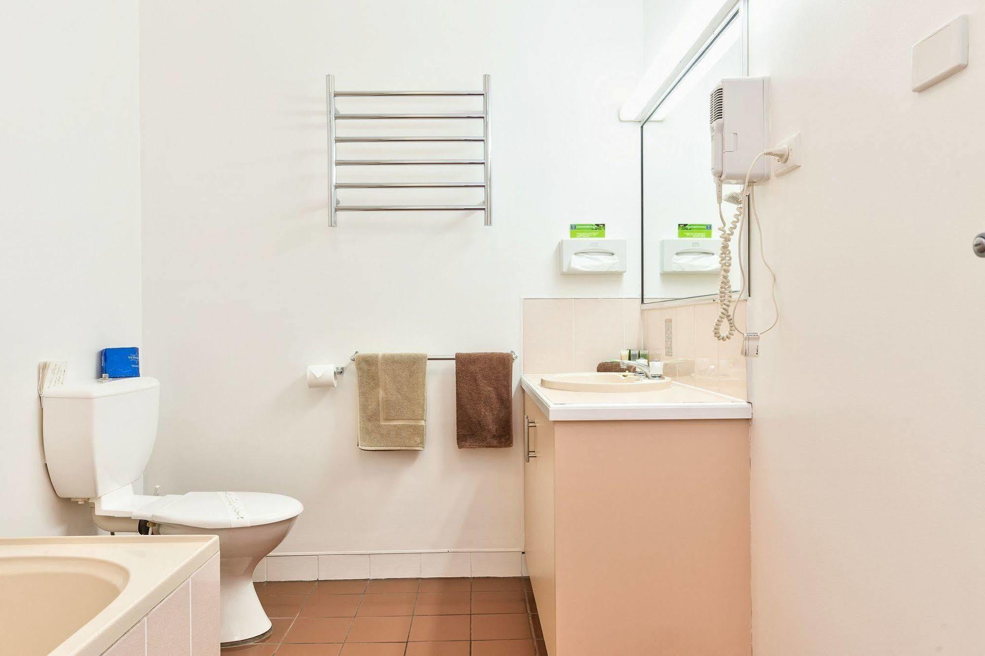 Holbrook Town Centre Motor Inn Экстерьер фото