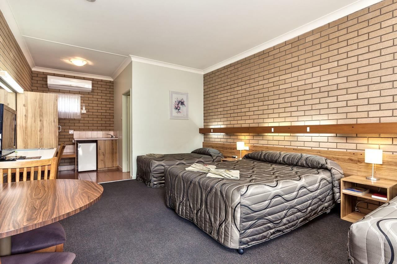 Holbrook Town Centre Motor Inn Экстерьер фото
