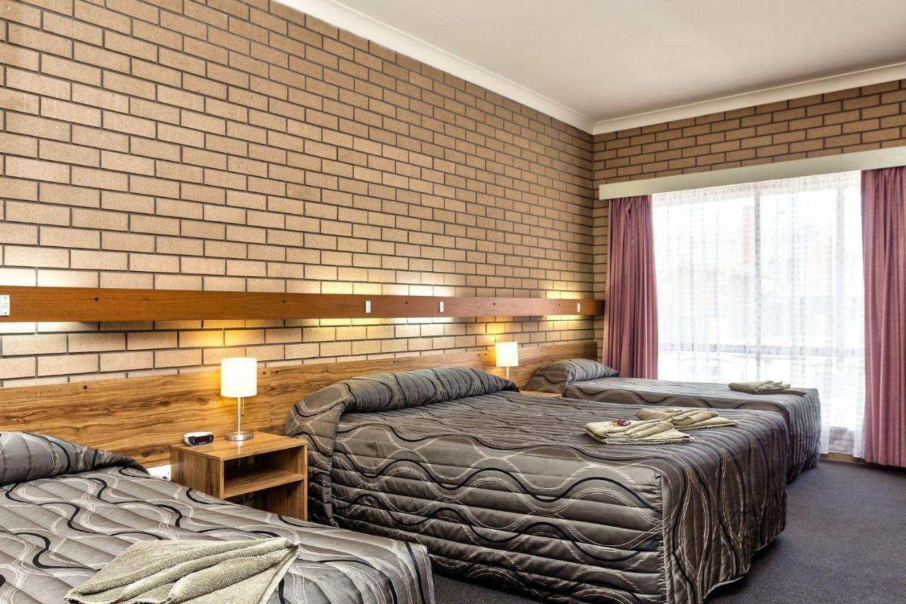 Holbrook Town Centre Motor Inn Экстерьер фото